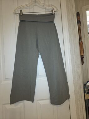 Wide-Leg Capri Pants in Olive Green